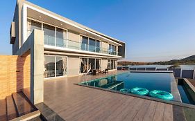 Stayvista'S Bellisimo Panorama - Lakeside Oasis With Infinity Pool, Modern Interiors, Open-To-Sky Bathtub, And Lush Green Lawn